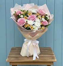 Букет цветов из:  Гвоздики, Орхидеи и Розы в Шумерле