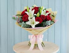 Букет цветов из:  Лилии и Розы в Шумерле