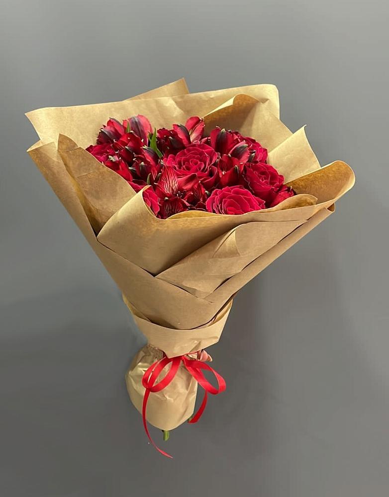 Букет цветов из: Альстромерии и Розы в Шумерле