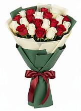 Букет Микс из красных и белых роз в Шумерле