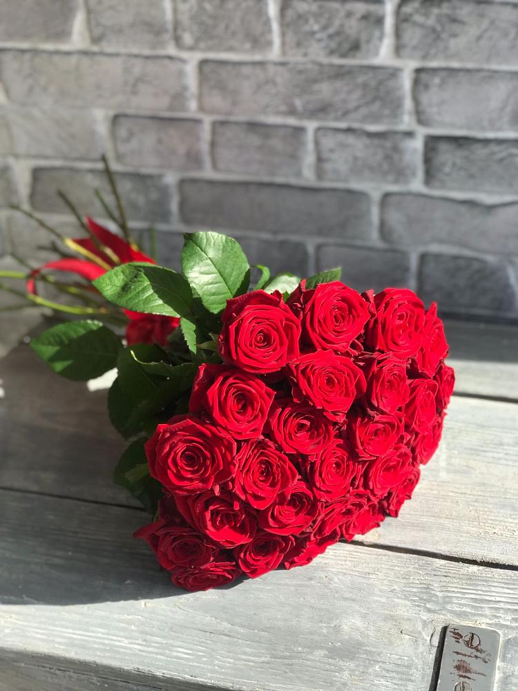 Букет Красные розы Фридом в Шумерле