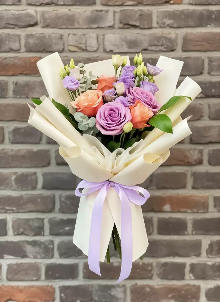 Букет цветов из: Лизиантусы и Розы в Шумерле