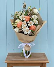 Букет цветов из:  Альстромерии, Лизиантусы, Розы и Хризантемы в Шумерле