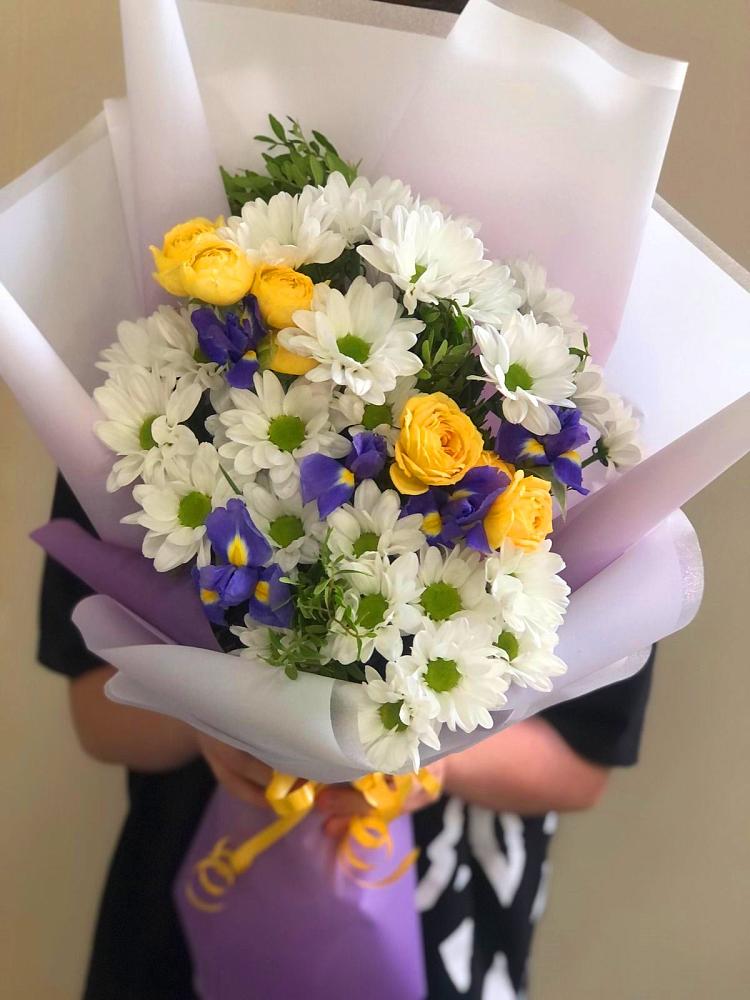 Букет цветов из: Ирисы, Хризантемы и Розы в Шумерле