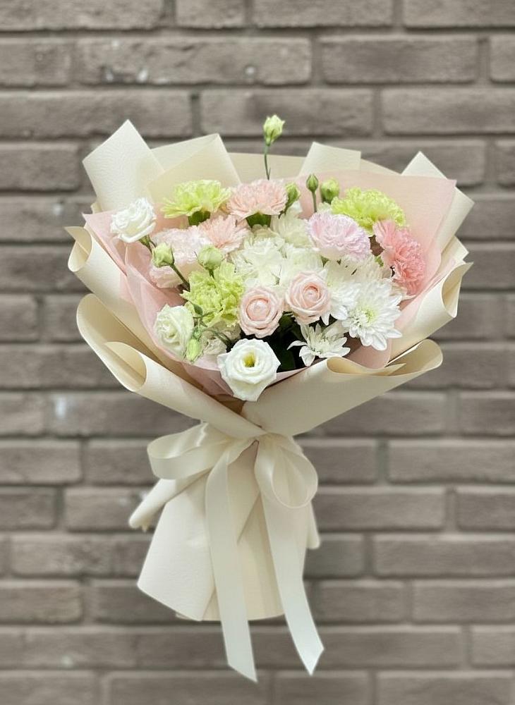 Букет цветов из: Гвоздики, Розы, Лизиантусы и Хризантемы в Шумерле