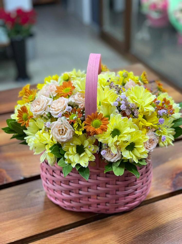 Цветочная композиция из Хризантемы и Розы в корзине в Шумерле