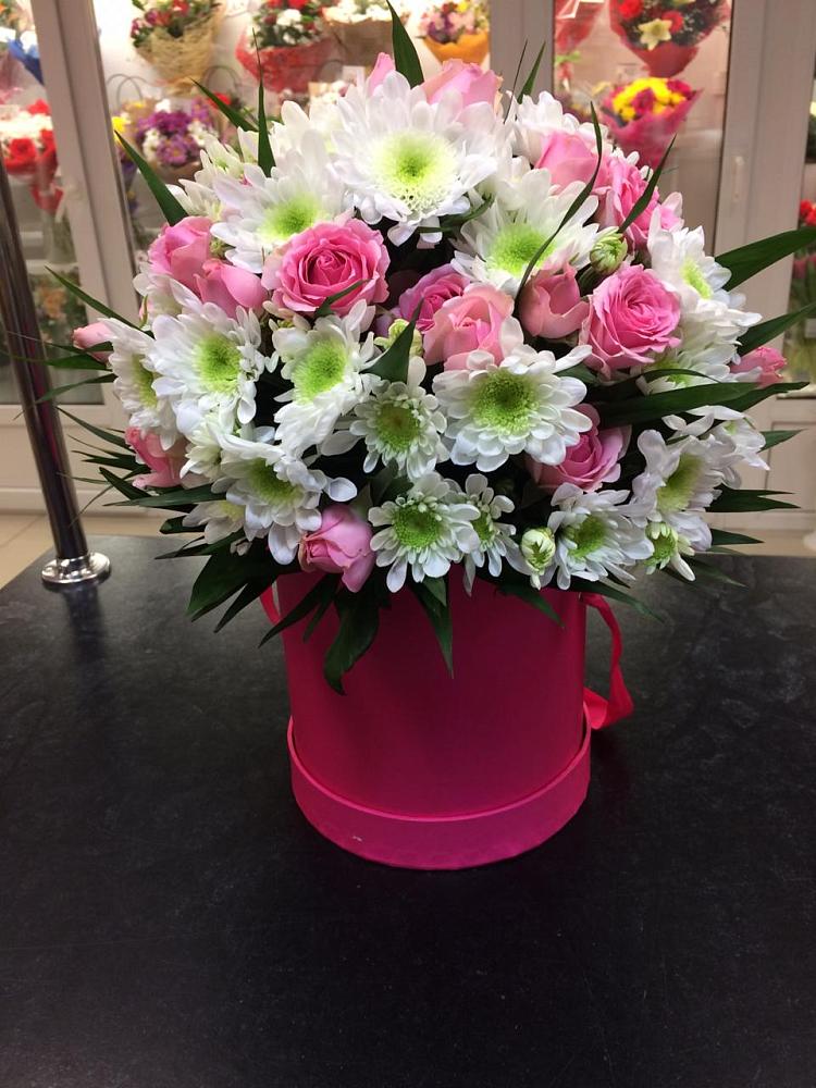 Цветочная композиция из Розы и Хризантемы в шляпной коробке в Шумерле