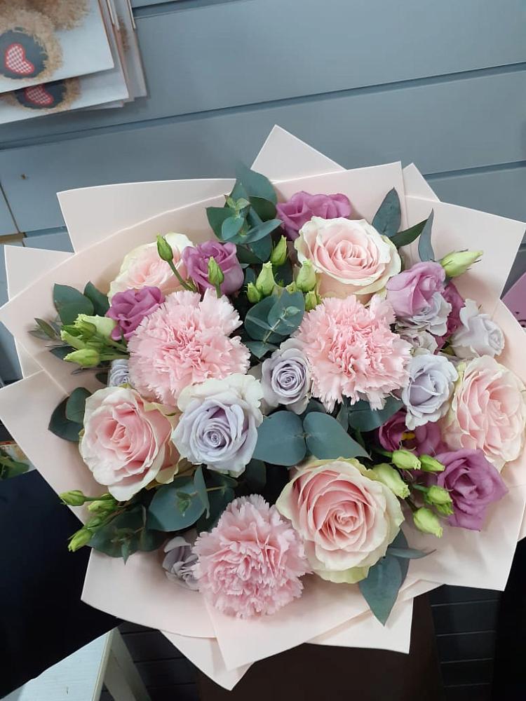 Букет цветов из: Розы, Гвоздики и Лизиантусы в Шумерле